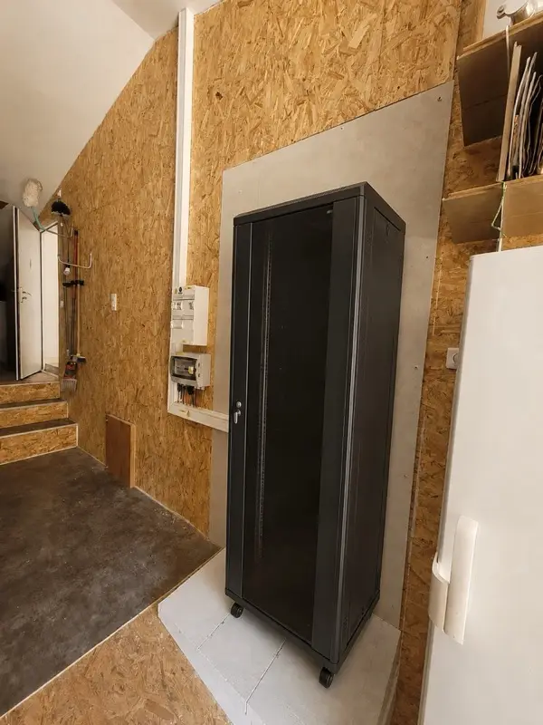 Baie énergie 19 pouces installée dans le garage, à Montagnac-Montpezat