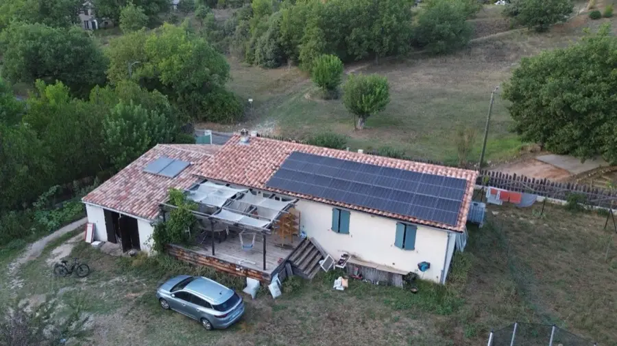 Toiture photovoltaïque posée par Signature 36 sur une maison de Montagnac-Montpezat, vue aérienne